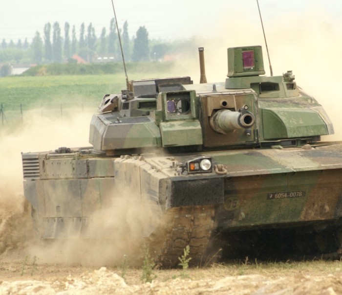 Trong chiến đấu, hệ thống kiểm soát hỏa lực của tăng AMX-56 Leclerc cho phép pháo thủ và trưởng xe bắt bám 6 mục tiêu khác nhau trong khoảng thời gian hơn 30 giây. Hệ thống nạp đạn tự động của xe cho phép vũ khí chính là pháo nòng trơn 120mm bắn khi hành tiến với tốc độ 12 phát/phút.